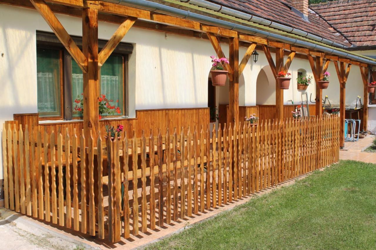 Orban Porta Hotel Szalafo Bagian luar foto